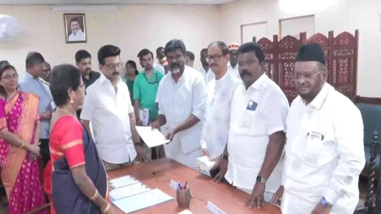  கவனம் பெற்ற காங்கிரஸ் வேட்பாளர் கிறிஸ்டோபர் திலக் வேட்புமனுத் தாக்கல்!