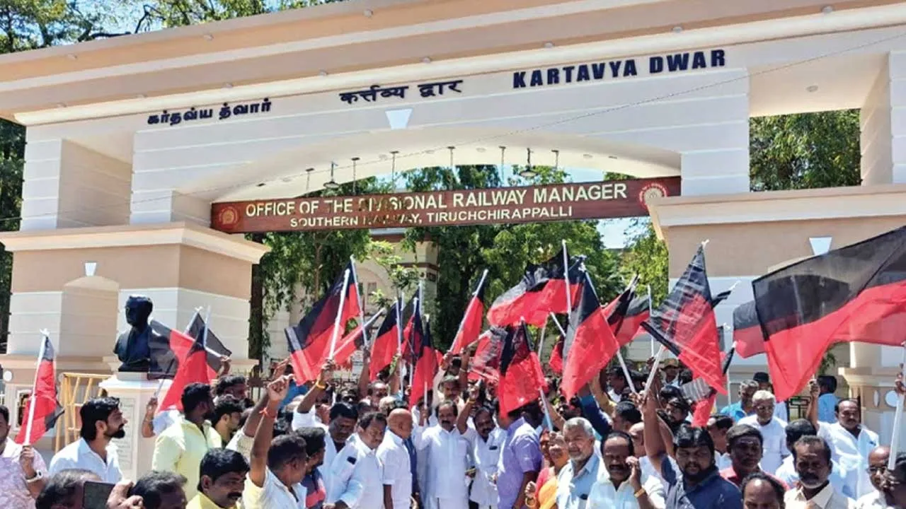  ராங்கால் இந்தித் திணிப்பு! பா.ஜ.க .வை பின்வாங்க வைத்த  தி.மு.க.!