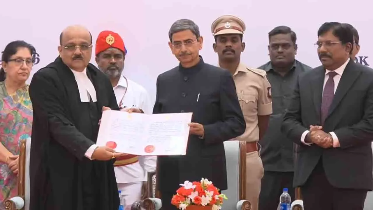  சென்னை உயர்நீதிமன்றத் தலைமை நீதிபதி பதவியேற்பு!