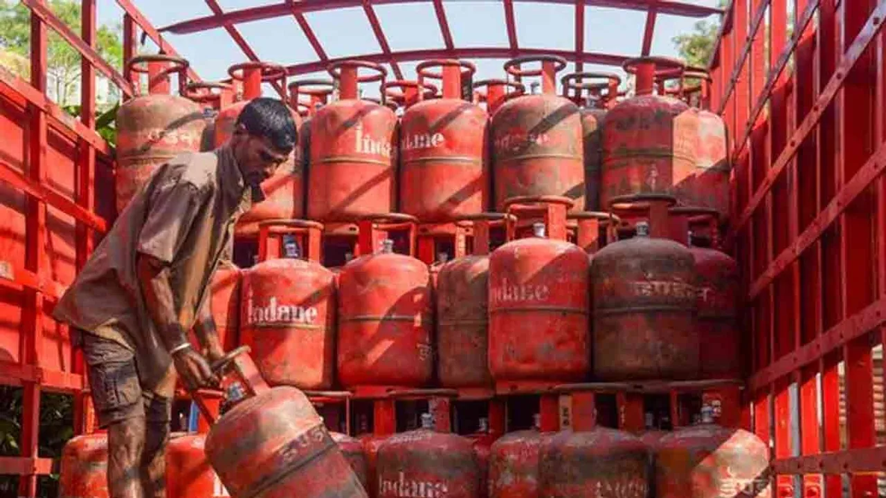  Echoes of War - Gas cylinder prices soar Photograph: (gas) 