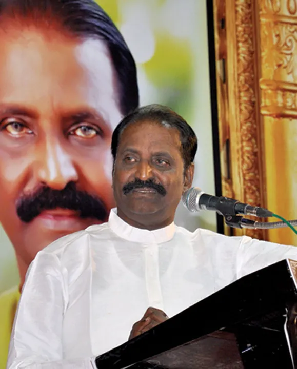  தமிழ் எதிரிகளை தவிடுபொடியாக்கிய கவிப்பேரரசு!