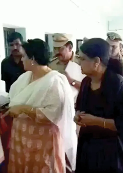  "சுடிதார்' சசிக்கு சிறை நெருக்கடி! -புதுக் கட்சிக்கு பச்சைக்கொடி!