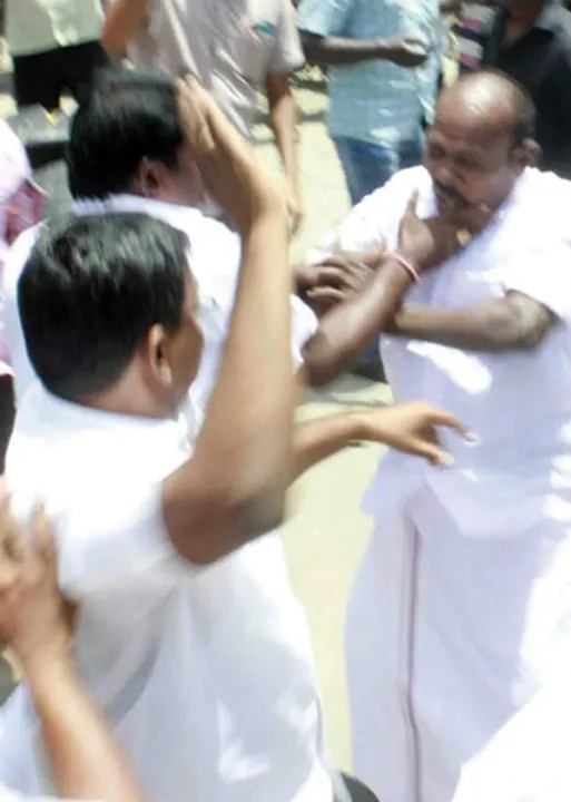  கூட்டுறவுத் தேர்தல் கும்மாங்குத்து! முன்னாள்-இந்நாள் அமைச்சர்கள் ஃபைட்!