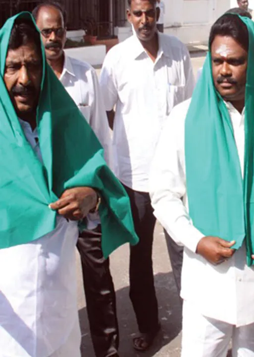  கிளம்ப மறுக்கும் கிரண்பேடி! நாராயணசாமிக்கு தலைவலி!