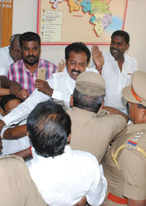  கிழிக்கப்பட்ட வேட்பாளர் பட்டியல்!