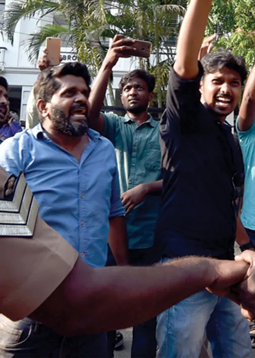  போராடிய பத்திரிகையாளர்களுக்கு நெருக்கடி!-எஸ்.வி.சேகரை காப்பாற்றும் அரசு!