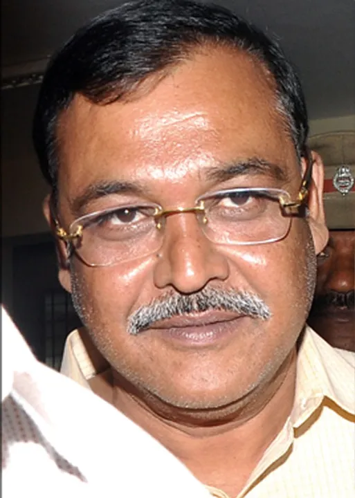 கலகலத்த சசி குடும்ப அரசியல்! வேட்டு வைத்த ராவணன்!