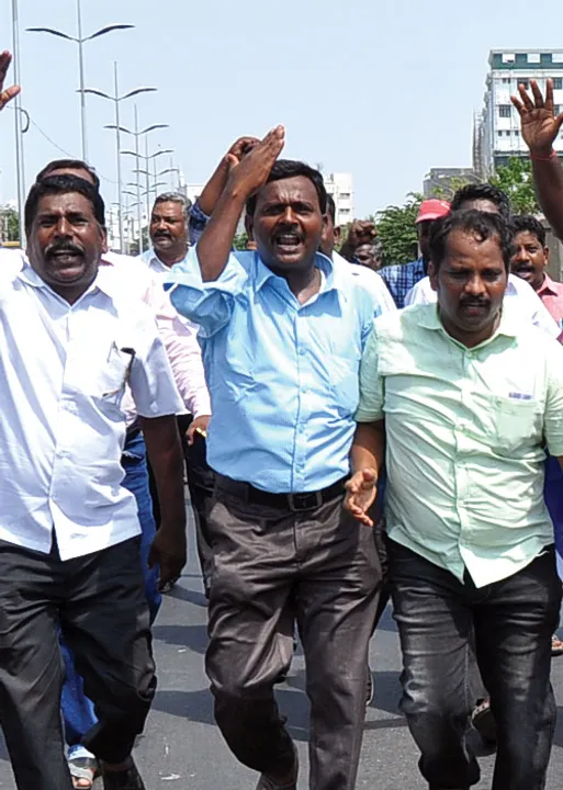  அரசை நடுங்கவைத்த ஊழியர்கள் விரட்டியடித்த போலீஸ்