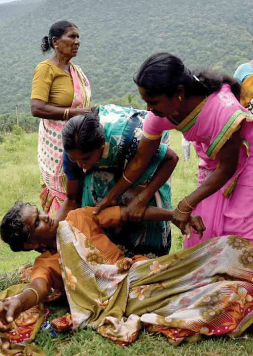  நாங்க கொடுக்கலை... அடிச்சுப் புடுங்குறாங்க...!''குமுறிக் கொந்தளிக்கும் விவசாயிகள்!
