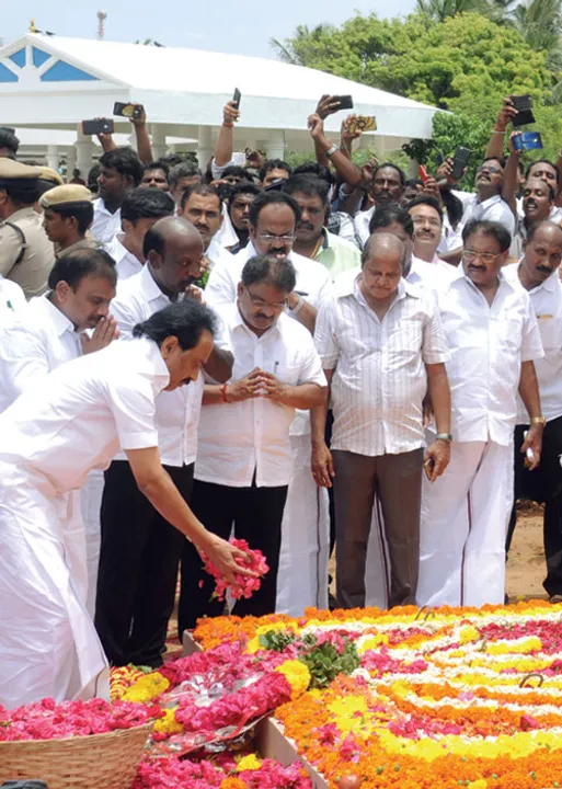  மரணத்திலும் ஜெயித்த தலைவன்! -கலைஞர் கடலான மெரினா கடல்!