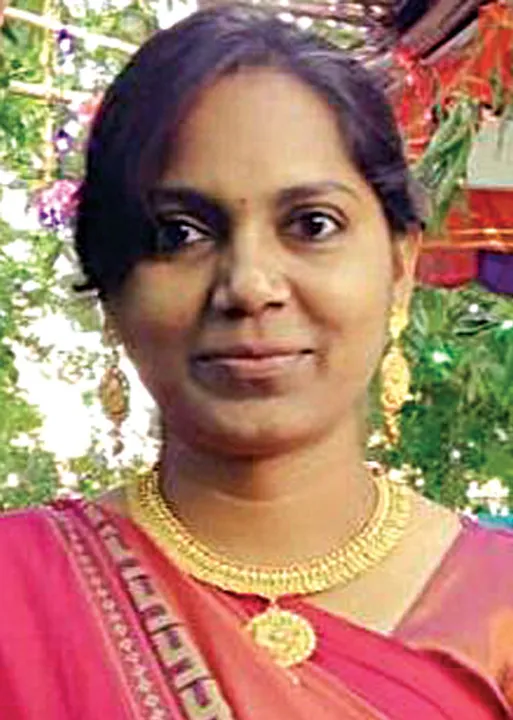  பார்வை : வளையாத வார்ப்பு! -மதுரா, பாடலாசிரியர்