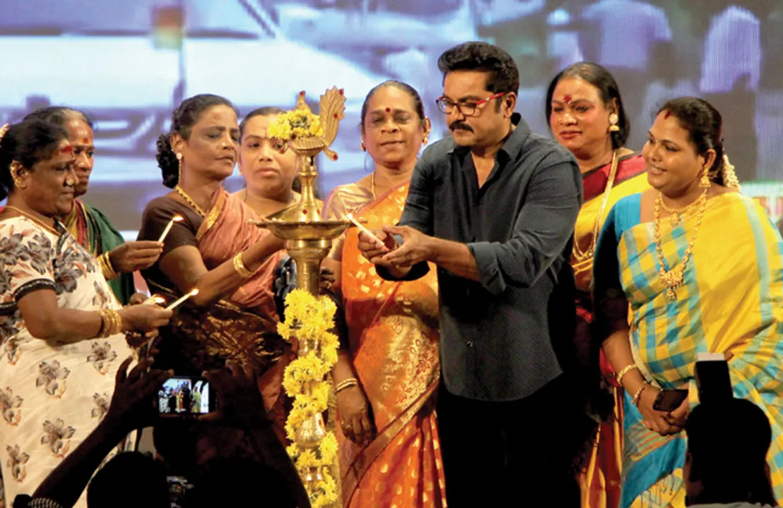  சிக்னல்! திருநங்கைகளுக்கு மகுடம் சூட்டிய விழா!