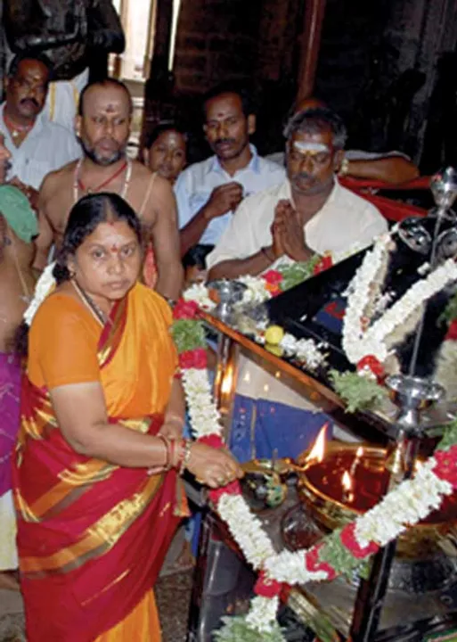  சிக்னல்! பூட்டிய கோயிலுக்குள் நள்ளிரவில் யாகம்!