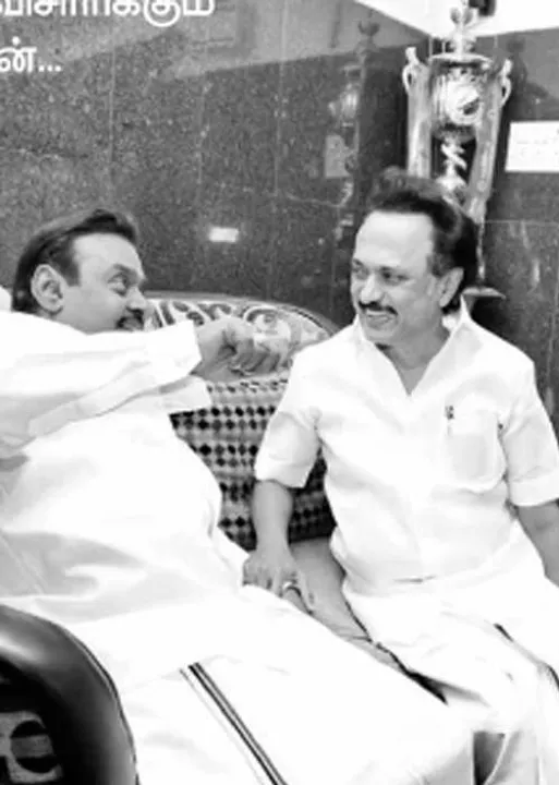  கழன்று விழும் முகமூடிகள்!