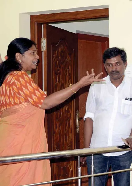  கனிமொழி வீட்டில் இரவு ரெய்டு! வெறுங்கையுடன் திரும்பிய வருமான வரித்துறை!