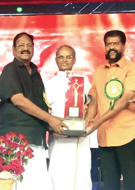  கவிஞரின் தமிழ்த் தொண்டுக்கு விருது!