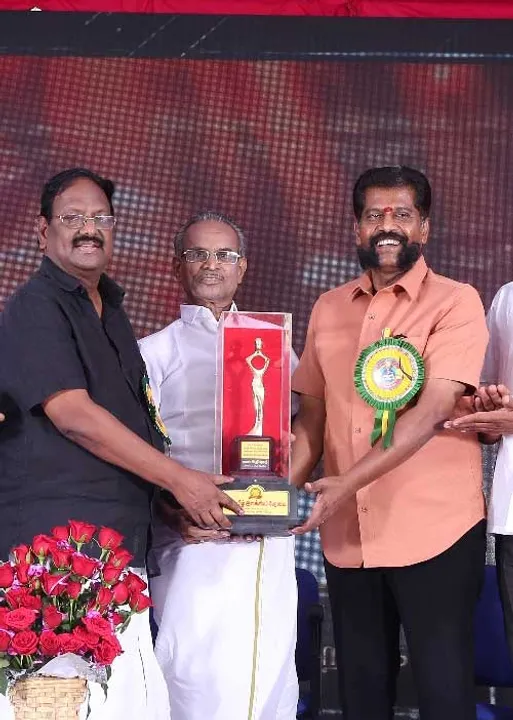  அதியமான் ஊரில் அறிவுமதிக்கு விருது! -ஊத்தங்கரை முத்தமிழ்ப்பேரவை வழங்கியது