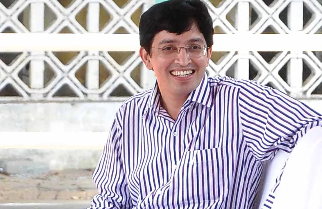  எப்படி இருந்தவர் இப்படி ஆனார்? அதிகாரிகளைக் கெடுக்கும் ஆட்சியாளர்கள்!