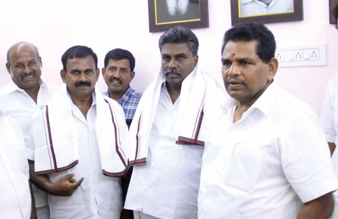  கட்சி மாறிய தளபதிகள். அதிரும் அ.தி.மு.க.