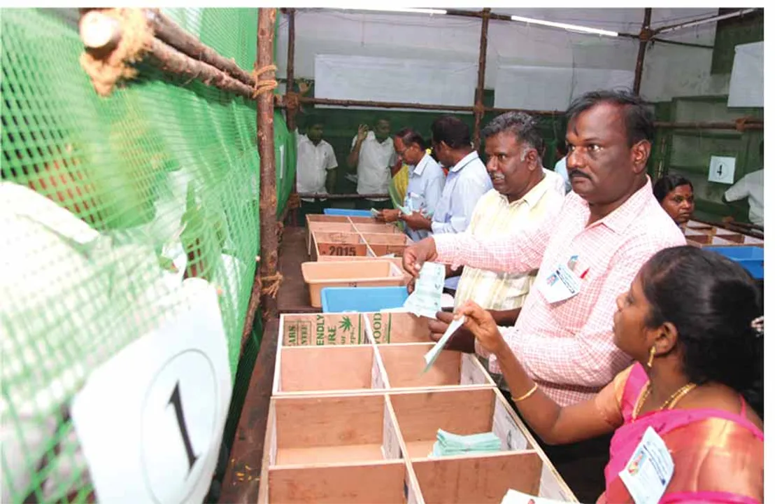  எங்களுக்கு வாக்களிக்க தெரியாதா? – அரசு ஊழியர்கள் தபால் ஓட்டு சர்ச்சை!