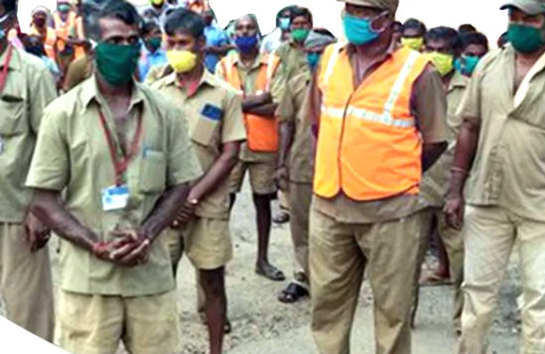  சிக்னல்  கூலி உயர்வு கேட்கும் தூய்மைப் பணியாளர்கள்!