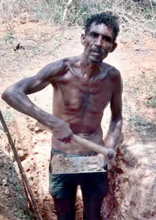  தலைவரானாலும் அடிமைதான்! சவக்குழி வெட்டிய ஊராட்சி மன்ற தலைவர்