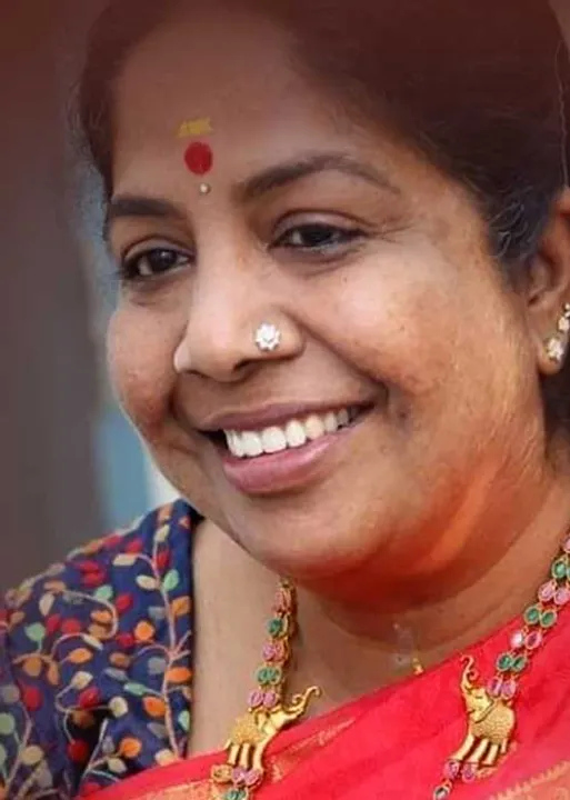  உள்ளங்கை மழை ஆயுதக் கடை விரிக்கும் பெண்ணியத் தொடர்பு! ஆண்டாள் பிரியதர்ஷினி