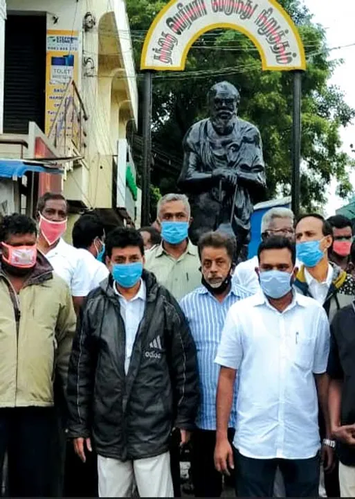  காவி பூசிய காலிகள்