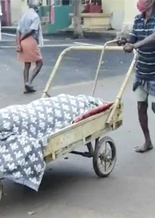  சதமடிக்கும் கொரோனா மரணம்! தள்ளுவண்டியில் உடல்!