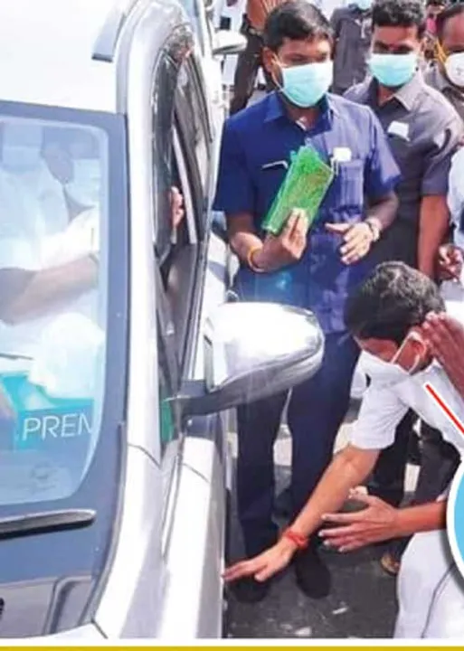  மீண்டும் கார் டயரை கும்பிடும் கலாச்சாரம்! - அமைச்சரை சுழற்றியடிக்கும் சர்ச்சை!