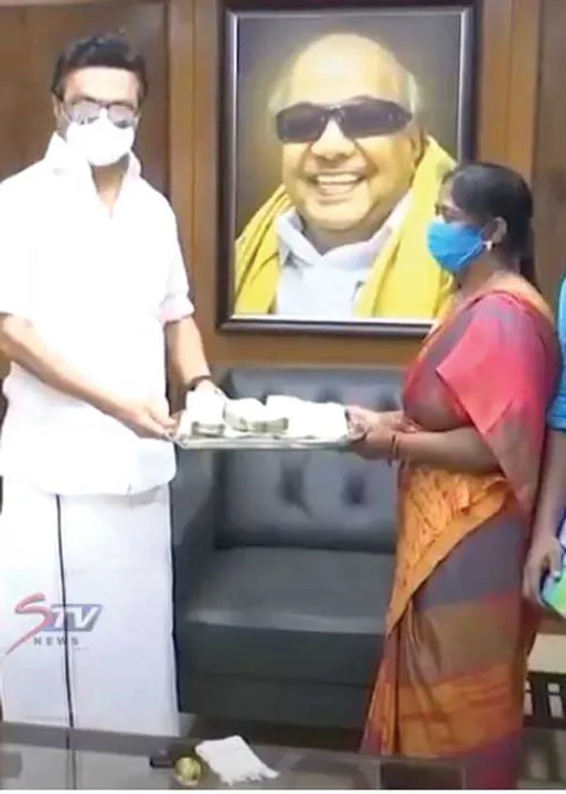  சிக்னல்  அறிவாலயத் தொண்டருக்கு நிதியுதவி!