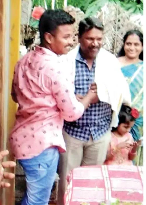  சிக்னல்: எம்.பி.யைத் தள்ளிவிட்ட காவலர்கள்! முதல்வர் விழாவில் தள்ளுமுள்ளு!