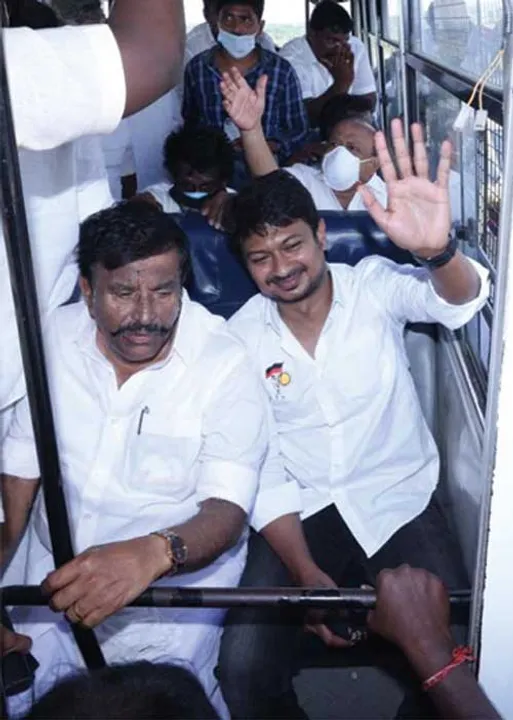  கைது- விடுதலை- கைது! உதயநிதிக்கு இமேஜ் கூட்டும் எடப்பாடி!