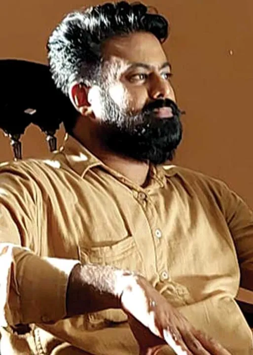  மேக்கப் போட்ட தூரிகைக்காரர்!