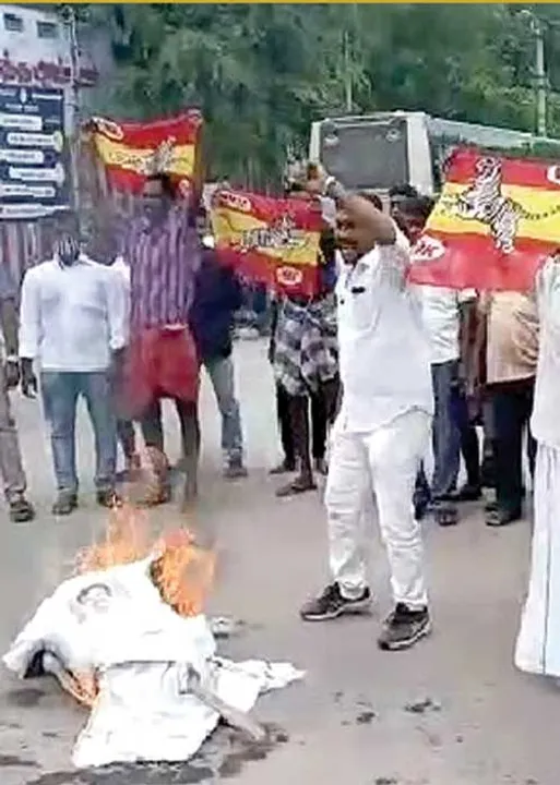  அமைச்சர் ஆசியுடன் முதல்வர் உருவபொம்மை எரிப்பு!