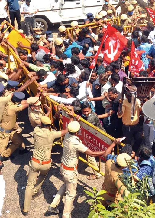  ஊதியம் கேட்டால் பணிநீக்கம் போலீஸ் அடி!