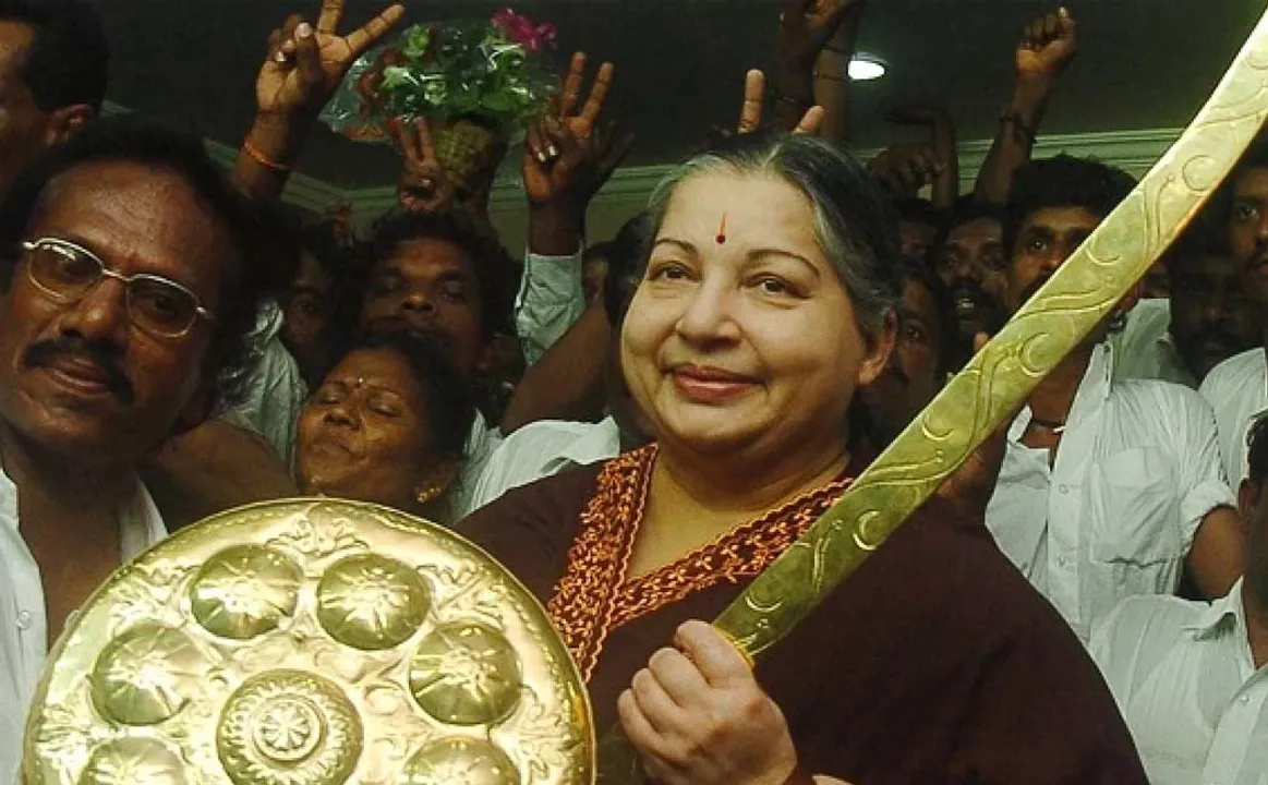 காலில் விழுவதும் கண்ணீர் சிந்துவதும் தொடங்கிய இடம்!