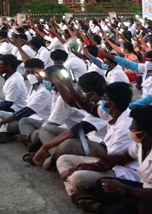  கட்டண கொள்ளை! அரசாணைக்கு மதிப்பில்லையா? - மருத்துவ மாணவர்கள் போராட்டம்