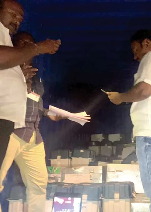  நடுராத்திரியில் மாற்றுகிறார்களா? பிடிபட்ட கண்டெய்னருக்குள் ஓட்டு மெஷின்!