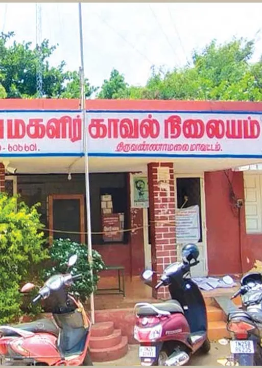  சீரழித்த கிழவனையே கல்யாணம் பண்ணிக்கிறியா?” -மகளிர் காக்கிகளின் பஞ்சாயத்து!