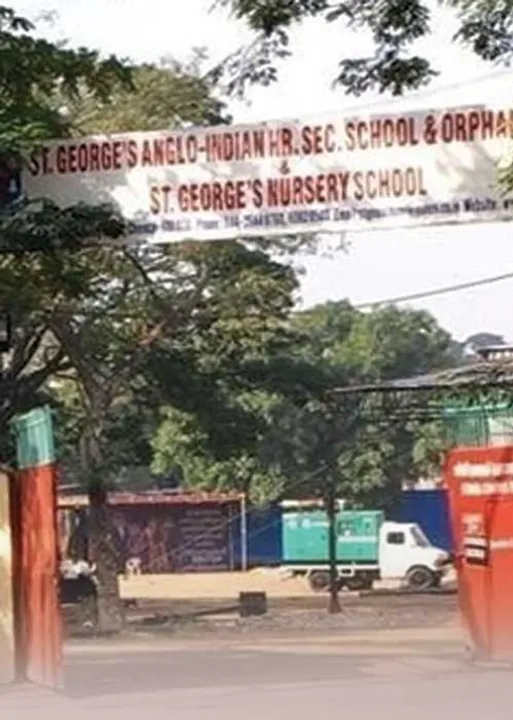  மாணவிகளிடம் விளையாடிய விளையாட்டு ஆசிரியர்...