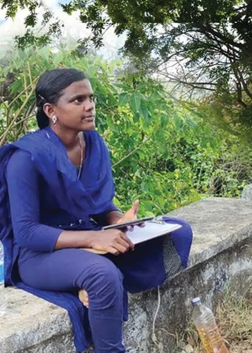  ஆன்-லைன் நெட்வொர்க் தேடி 6 கி.மீ. நடந்த மாணவி!