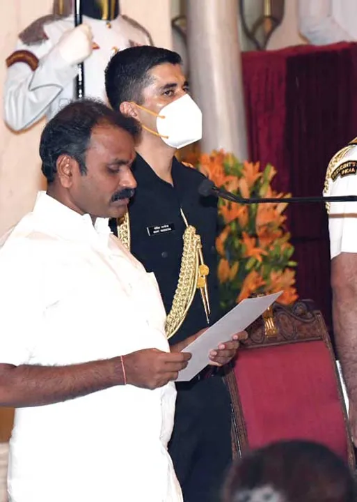  ராங்கால்  ஓ.பி.எஸ் மகனுக்கு அல்வா! சி.வி. சண்முகத்தை தூண்டிவிட்ட எடப்பாடி! அ.தி.மு.க கோட்டாவில் எம்.பி.யாகிறார் பா.ஜ.க. மந்திரி முருகன்!