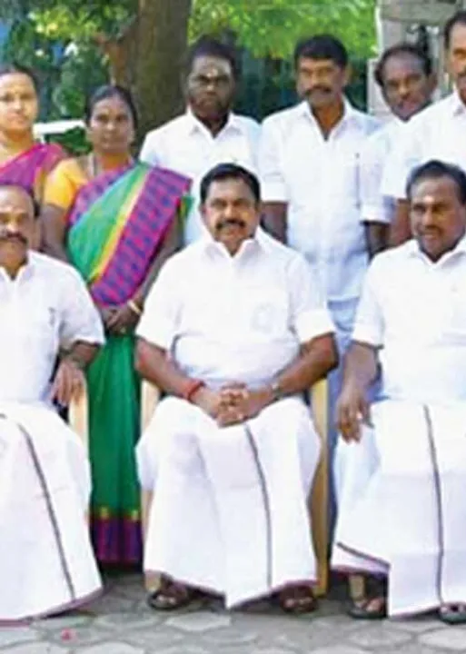  தி.மு.க. சலோ! அ.தி.மு.க. கவுன்சிலர்களை வழியனுப்பும் மா.செ!
