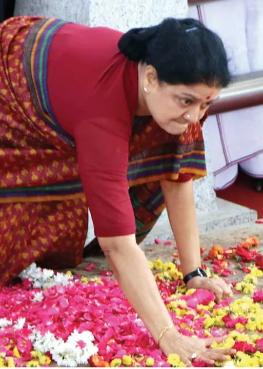  அ.தி.மு.க பொன்விழா! சமாதி சபதத்தை நிறைவேற்ற ரெடியாகும் சசி!