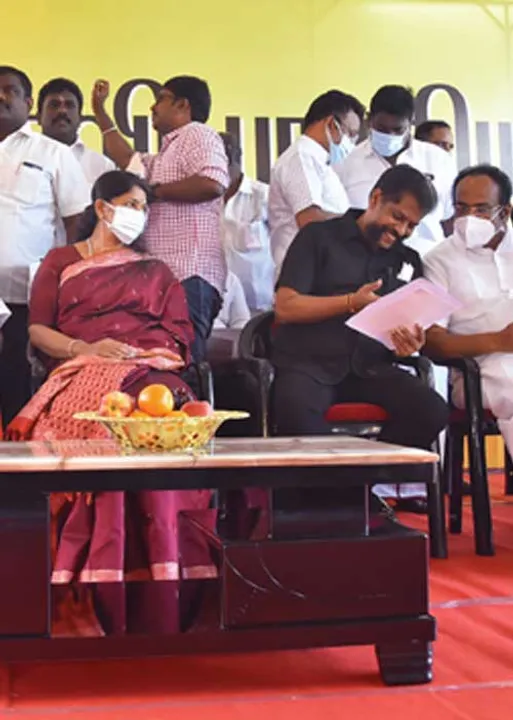  கனிமொழி கருணாநிதி நக்கீரன் குழுலத்துடன் இணைந்து நடத்திய கவிதைத் திருவிழா! வெற்றிபெற்ற மாணவர்களுக்கு பரிசளிப்பு!