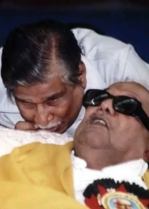  கலைஞரின் கால்முளைத்த நிழல்...!