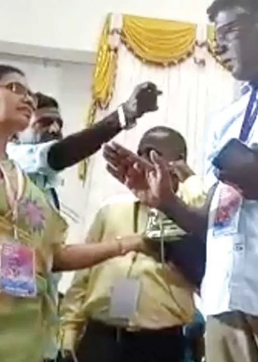  இரண்டாக உடைந்த சத்துணவு ஊழியர் சங்கம்! -பிளவின் பின்னணி!