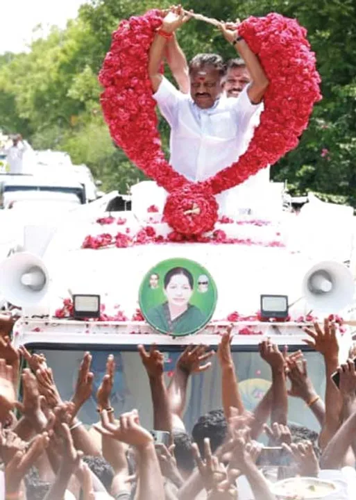  பயணத்தை தொடங்கிய பன்னீர்! -தொண்டர்கள் ஆரவாரம்!