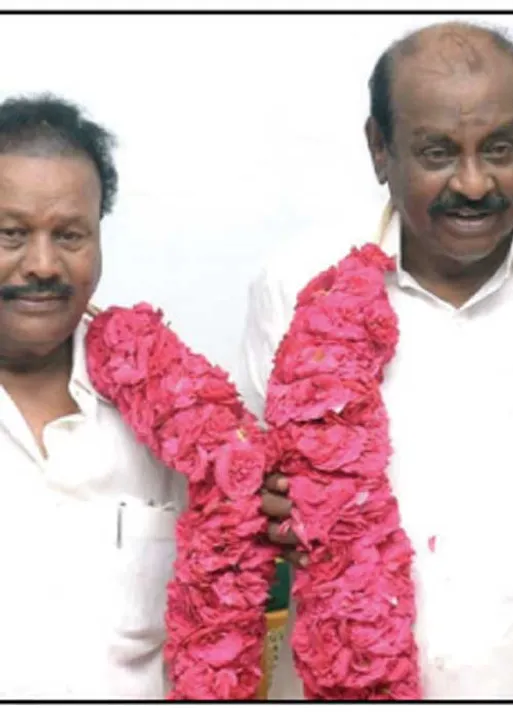  ஒரு கொடியில் பூத்த இரு மலர்கள்! உற்சாகத்தில் ர.ர.க்கள்!